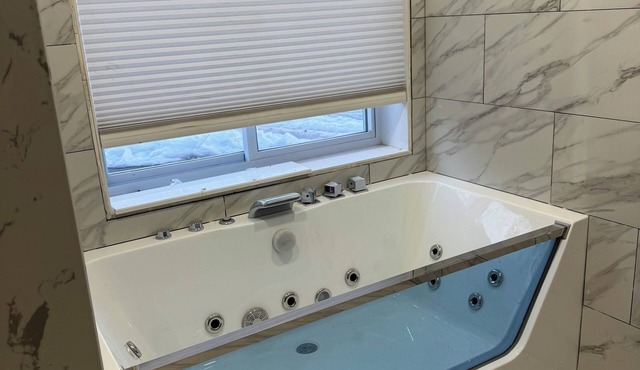 Private 1BR Suite with Jacuzzi in Jericho