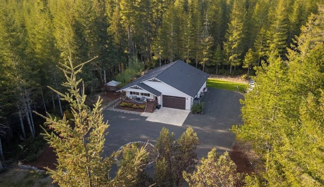 Private 2.5 Acres w/Hot Tub, Sauna & Trails