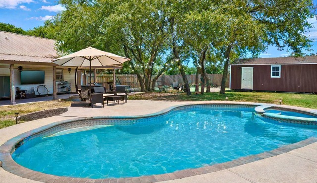 Private 2-Acre Salado Hill Country Villa, Heated Pool, Hot Tub, Sleeps 9