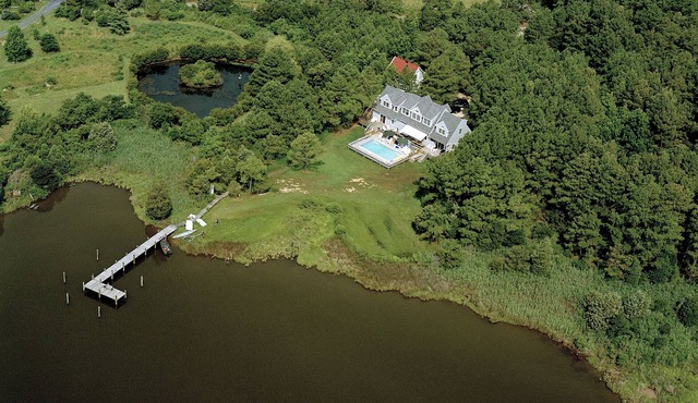 Private 2 Acre Waterfront Family Retreat with Pool & Pier