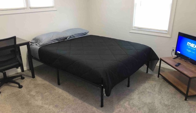 Private 2-bed house with free parking and 15-min walk to direct NYC Manhattan train