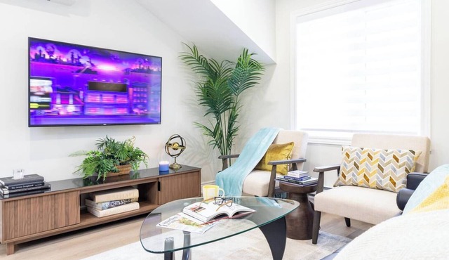 Private 2-bed/2-bath unit above garage. 20min YYZ ∙ 25min Toronto. 1.5h Niagara