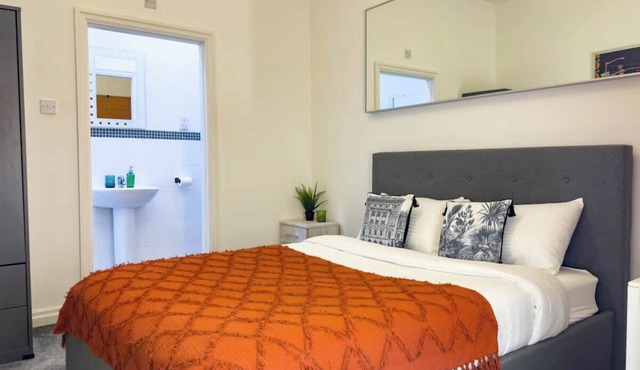 Private 2-Bed Duplex near Headingly w Parking