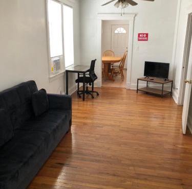 Private 2 bedroom and 1 bathroom house in a quiet area and convenient to NYC bus and train, MetLife Stadium FIFA World Cup 35 minutes away