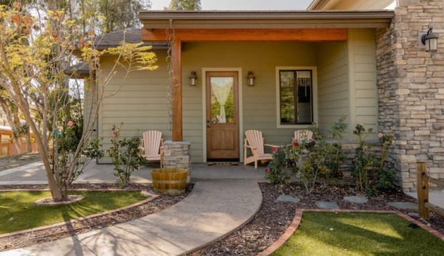 Private 2 bedroom apt in new craftsman ranch!