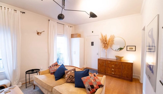 Private 2 Bedroom Bungalow w/Wi-Fi + Kitchen