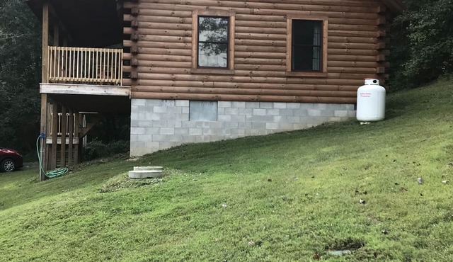Private 2 bedroom Cabin with Large Covered Deck