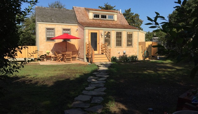 Private 2 bedroom cottage close to South Shore beaches