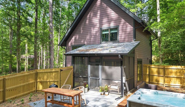 Private 2-bedroom cottage with hot tub and smart home features in Woodstock