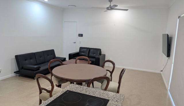 Private 2-Bedroom Flat in Oxenford – Quiet, Comfortable & Close to Theme Parks