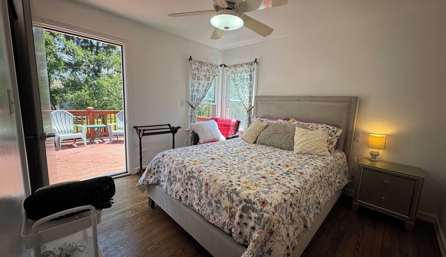 Private 2 bedroom guest suite in Charming cottage-style house in Latham New York