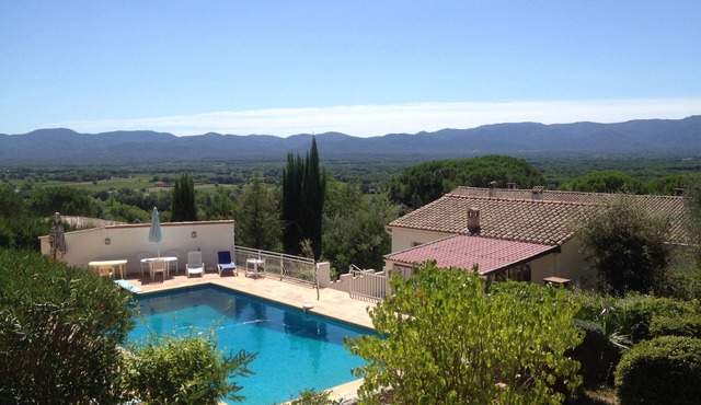 Private 2-bedroom house set around a large 12 m X 6 m swimming pool in the heart of a pine forest