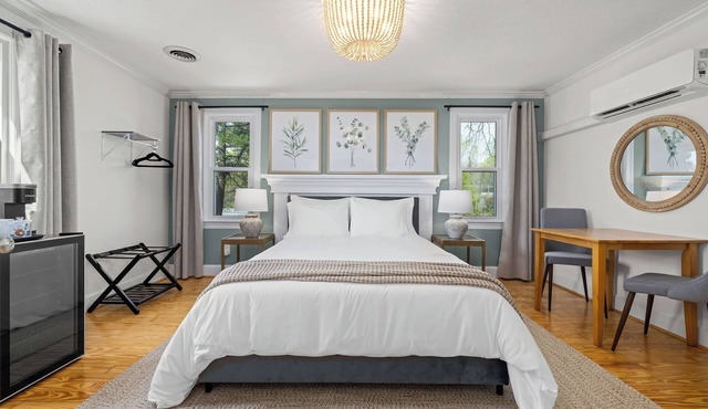 Private 2 Bedroom Suite at Boutique Inn with Hot Tub