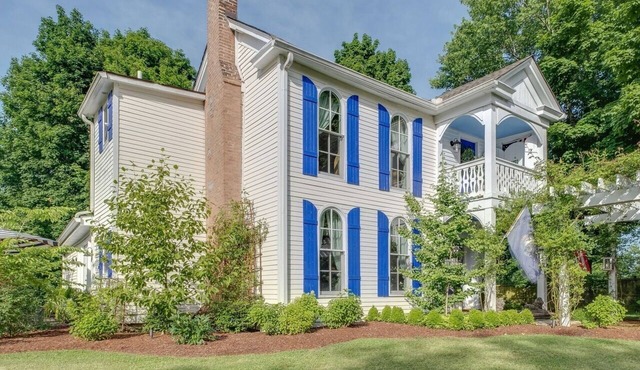 Private, 2 Bedroom Suite with Balcony at Farmhouse Retreat, Central Location