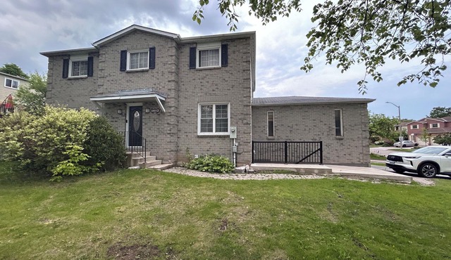 Private 2 bedroom Unit, Private entry, 2 parking- pet/smoke free