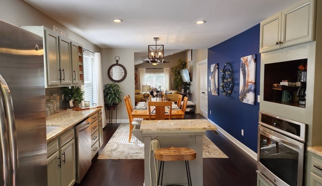 Private 2 Bedroom Cozy Cottage Prime Retreat with jetted spa tub