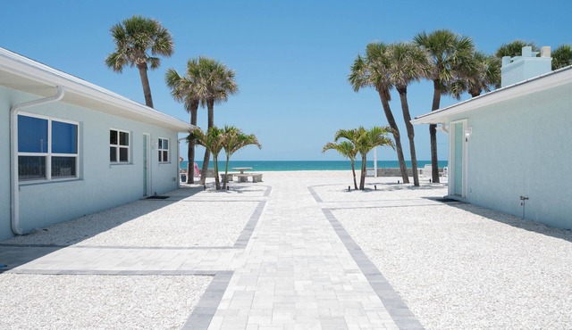 Private 2 BR steps from beach on Casey Key