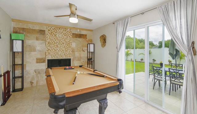 Private 2 Story Corner Home - Games Room - Spacious