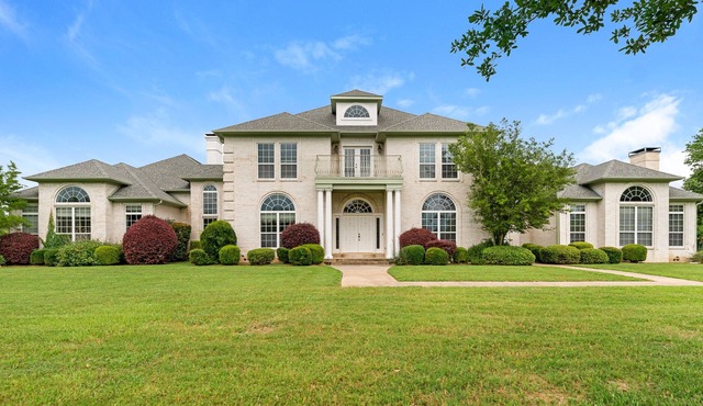 Private 20+ Acre Estate. Enjoy Space & Freedom.