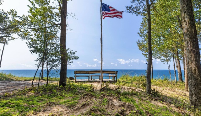Private 20-Acre Lake Michigan Estate 400’ Bluff Frontage Sauna+HT Sleeps 16!
