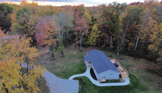 Private 20-Acre Luxury Getaway with Hot Tub & Pond