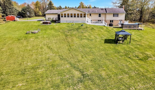 Private 22 Acres, Heated Pool Spa, Hot Tub, Game Room, Pool Table, Near Slopes