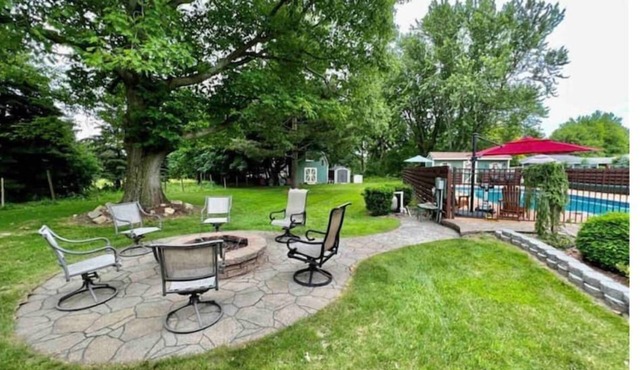 Private 2400 sq ft house. Hot Tub, Pool, Bar