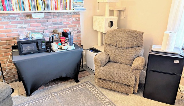 Private 2br/1.5ba Suite in a house with separate entrance, WiFi, Parking!