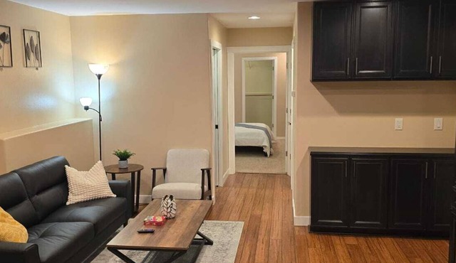 Private 2BR Guest Suite w/Kitchenette, Laundry, Parking & 400Mbps Wi-Fi