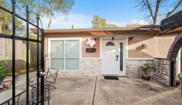 PRIVATE 2BR GUESTHOUSE: Food Hub & Easy Freeway Access in Southwest Houston