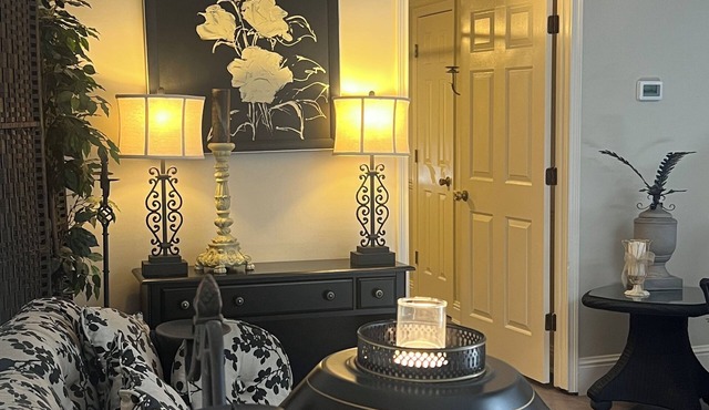 Private 2BR Renovated Guest Suite in Historic Home with Kitchen