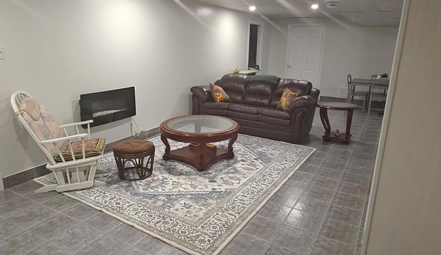 Private 2BR Suite With Parking Minutes Near Ottawa Airport