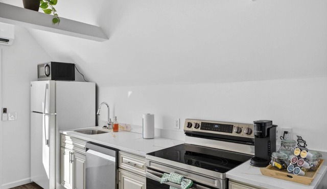 Private 2nd-Floor Apt | 4 Mins to Beach | EV Charger & Parking Included