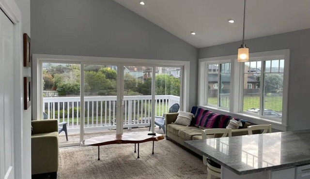 Private 2nd floor detached guesthouse, walk to the beach!