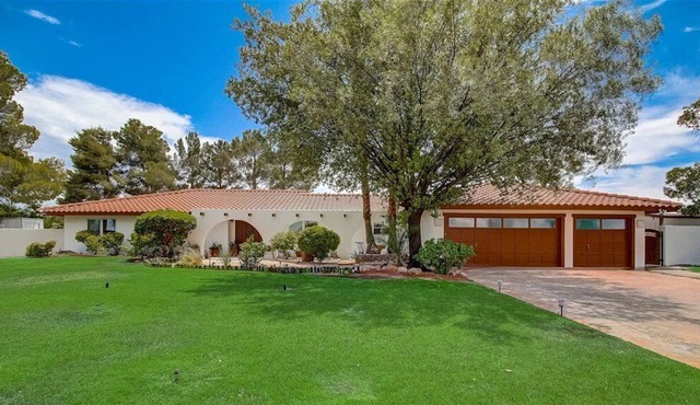Private 3/4 acre Custom Home Heated Pool/Spa & Waterfall-Close to Strip!