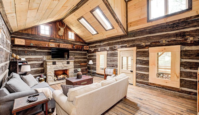 Private 3.5 acre Waterfront Cabin with Hot Tub, WiFi, Minutes from Nashville