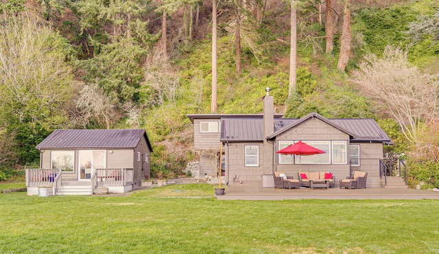 Private 3-Acre Beach! Family Retreat in Freeland