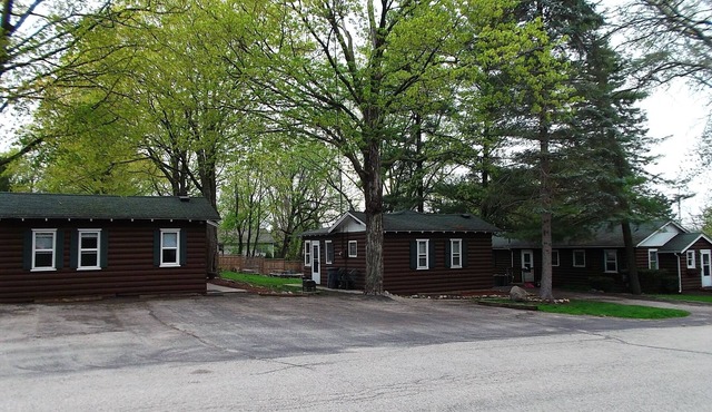 “Private 3-Bed Cabin Near Geneva Lake – Walk to Dining & Beach”