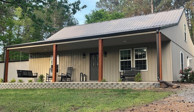 Private 3-Bedroom Cabin with Hot Tub, Spacious Covered Parking & Dog-Friendly