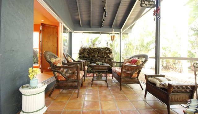 Private 3 bedroom Home-Walk to Beaches, Restaurants, & Shops-Bikes, Beach Chairs