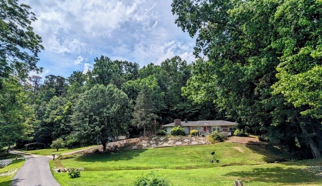 Private 3-bedroom house sleeps 8~creek & pool table