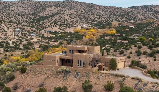 Private 3-bedroom retreat high above beautiful Placitas!