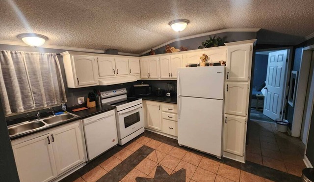 Private 3-BR Guest House with Full Amenities and Abundant Parking, near Airport.