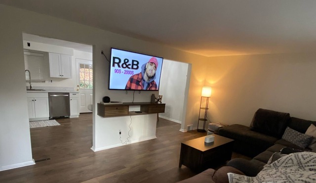 Private 3 BR home near local restaurants, bars, and parks.