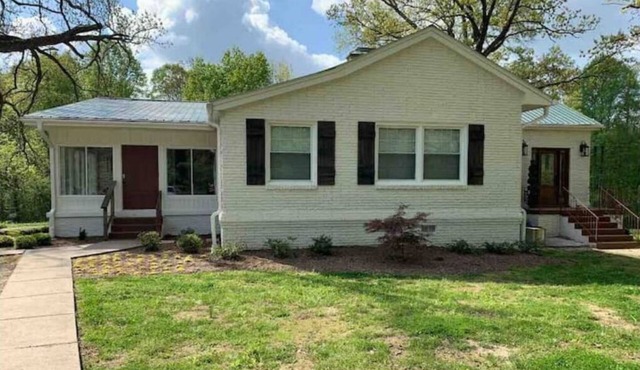 Private 3 BR Home on 17 Wooded Acres with Easy Access to Nashville