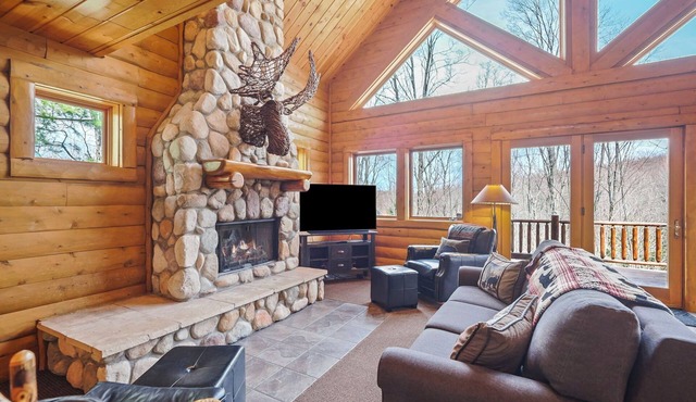 Private 3 BR Mountain Cabin | Ski-In/Ski-Out | Sleeps 12 | Balcony Deck