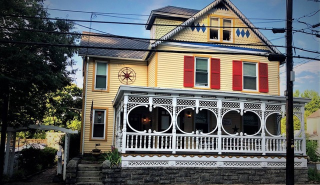 Private 3 room Queen Suite w/Kitchenette