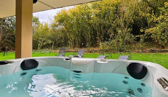 Private 3-seater Jacuzzi, garden, air conditioning & parking - Dieulouard A31