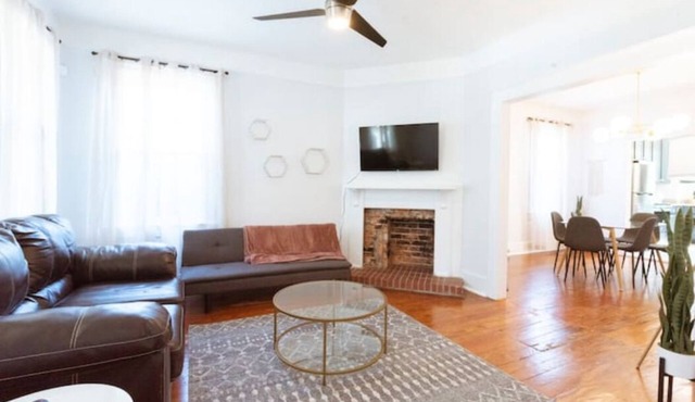 Private 3-unit Triplex w/9BDRS ★ Starland District ★ Great for Family Reunions