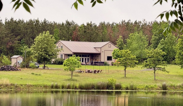 Private 300-Acre East Texas Retreat — Hot Tub, Stocked Pond, Total Seclusion